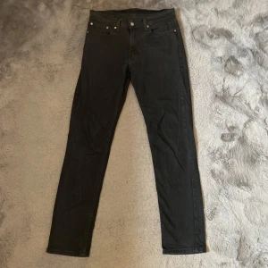 Svarta Levi’s 511 jeans - Levi’s 511 jeans i färgen svart har varit använda få gånger ock kommer i storlek W32 L34
