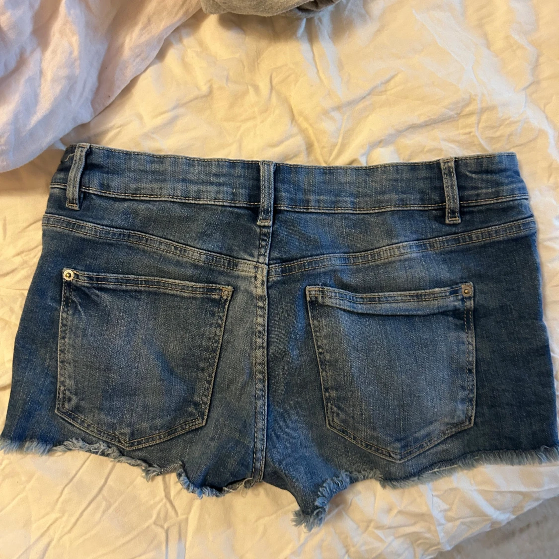 Lågmidjade jeansshorts  - 3