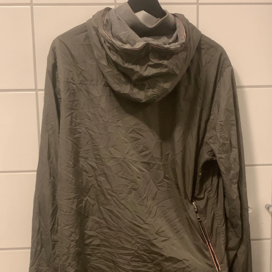 Grå vindjacka från Moncler med huva - 1