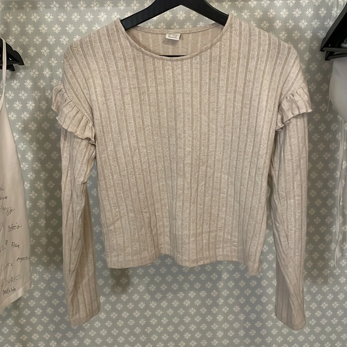 Beige ribbad långärmad tröja med volang - 1