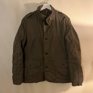 Mörkgrön Fieldjacka Hugo Boss Selection - Säljer denna sjukt snygga fieldjackan från Hugo Boss Selection⭐️ Färgen är mörkgrön och storleken är S✅ Den har inga defekter och skicket är utomordentligt🙌🤝 Sjukt najs passform och passar perfekt till hösten🍁🙌 Tveka inte på att höra av er dig vid minsta fråga eller fundering😊