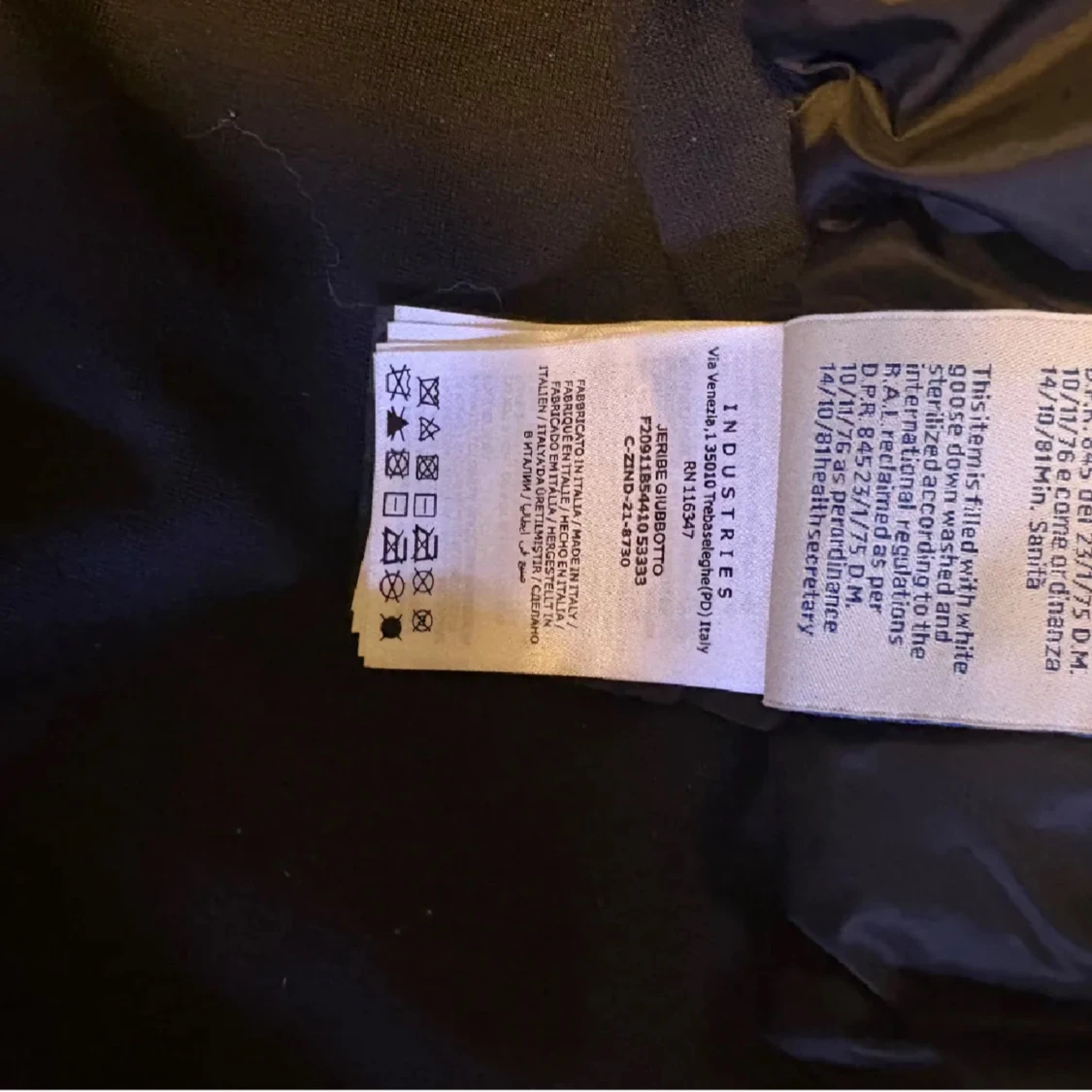 Svart dunjacka med huva från Moncler - 1