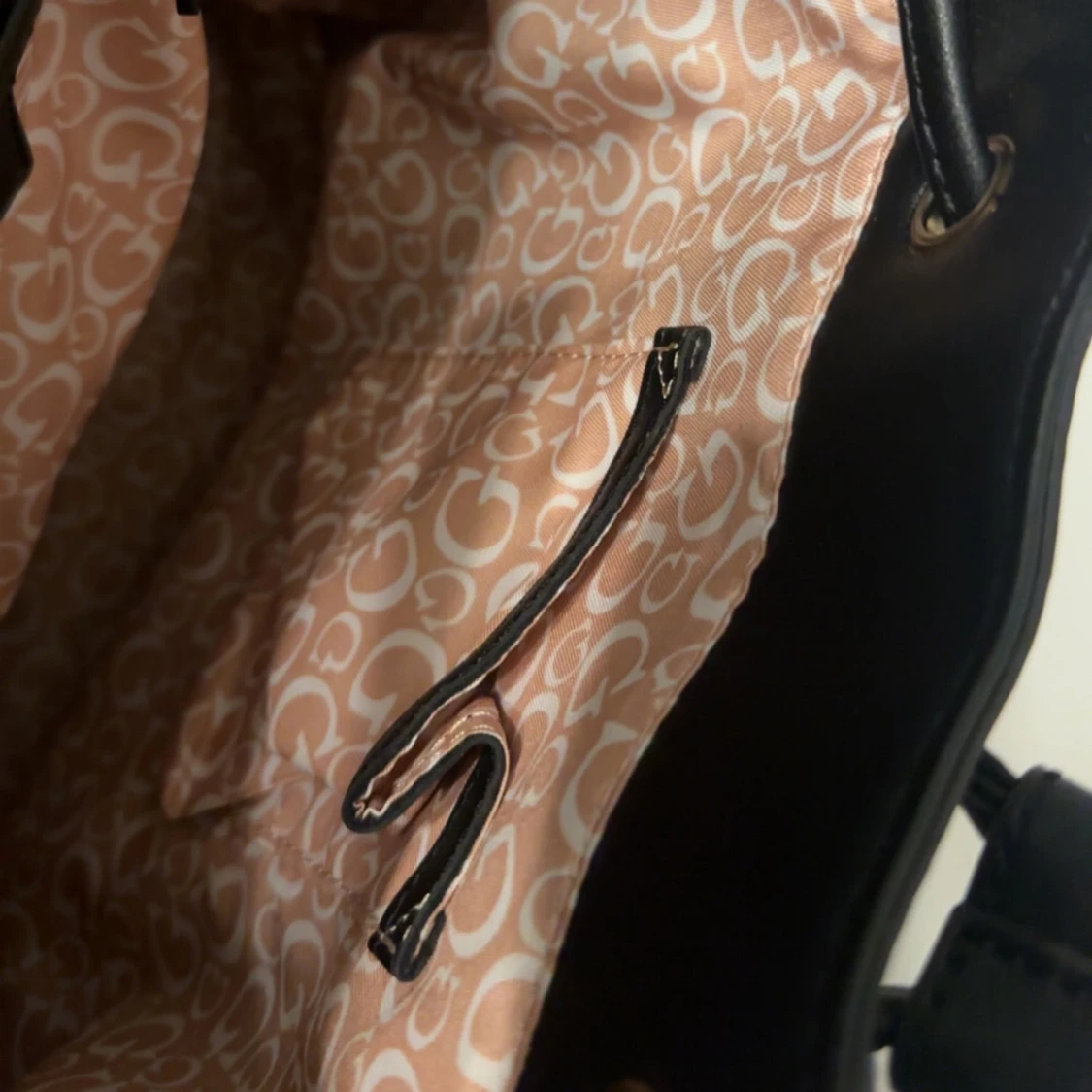 Svart ryggsäck från Guess i skinnimitation - 1