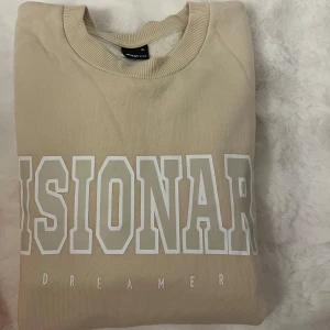 Oversize tröjor från Gina tricot & shien  - Tre snygga oversize tröjor knappt använda så väldigt fint skick fortfarande. Den beiga och den orangea är från Gina och den bruna från shien. Kan säljas separat om de önskas!🌸