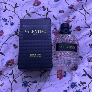 Valentino Uomo Born In Roma 100ml (95ml kvar) - Valentino Uomo Born In Roma Yellow Dream Eau de Toilette, 100 ml. Snygg flaska och stilren förpackning – perfekt för dig som vill sticka ut med en ikonisk doft från ett välkänt modehus.