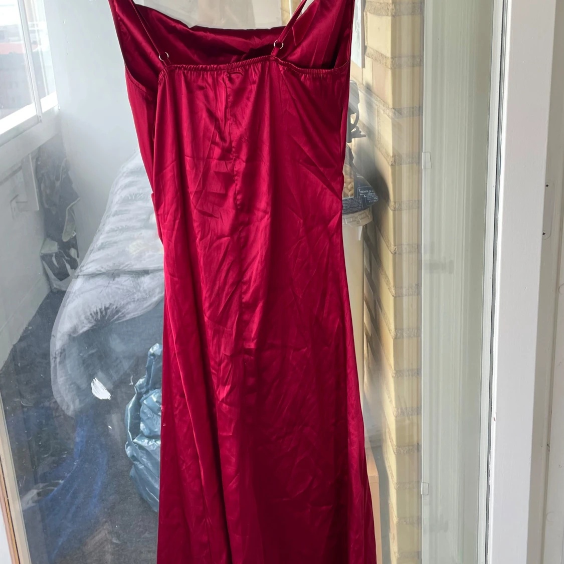 Röd långklänning från SHEIN i satin - 1