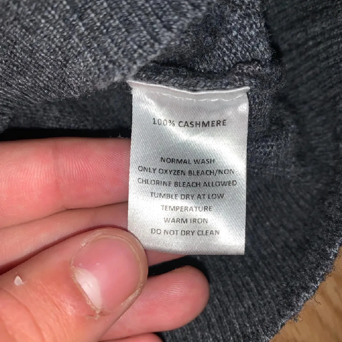 Mörkgrå zip hoodie i kashmir från ROVOIR - 2