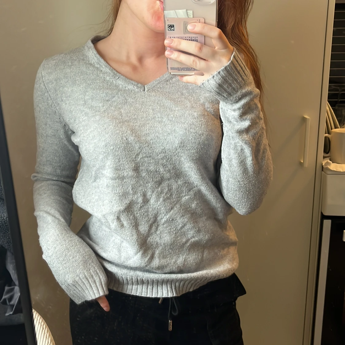 Grå v-ringad stickad tröja