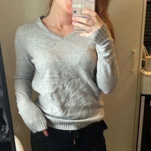 Grå v-ringad stickad tröja - Från Vila storlek xs 