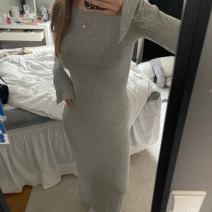 Grå långklänning från Gina Tricot - Säljer en grå långklänning från Gina Tricot, inga skador eller något, aldrig använd🤍