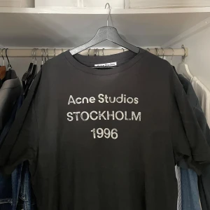  Acne Studios t-shirt  - Helt ny Svart t-shirt från Acne Studios med vitt tryck på bröstet där det står 'Acne Studios STOCKHOLM 1996'. Klassisk rund hals och korta ärmar. Loosr fit för dig som brukar bära S och M i storlek! 