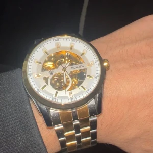 Herrklocka i guld och silver - Du ser märket, fler detaljer och information kan pratas om via snap. Bara ett SMS bort 👌