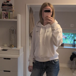 Vit hoodie från H&M Divided, storlek S - Vit hoodie från H&M Divided med broderad text 'love' på bröstet. Luva och en ficka. Perfekt för chill dagar och enkel att matcha med jeans eller leggings. ( Lite nopprig på insidan)
