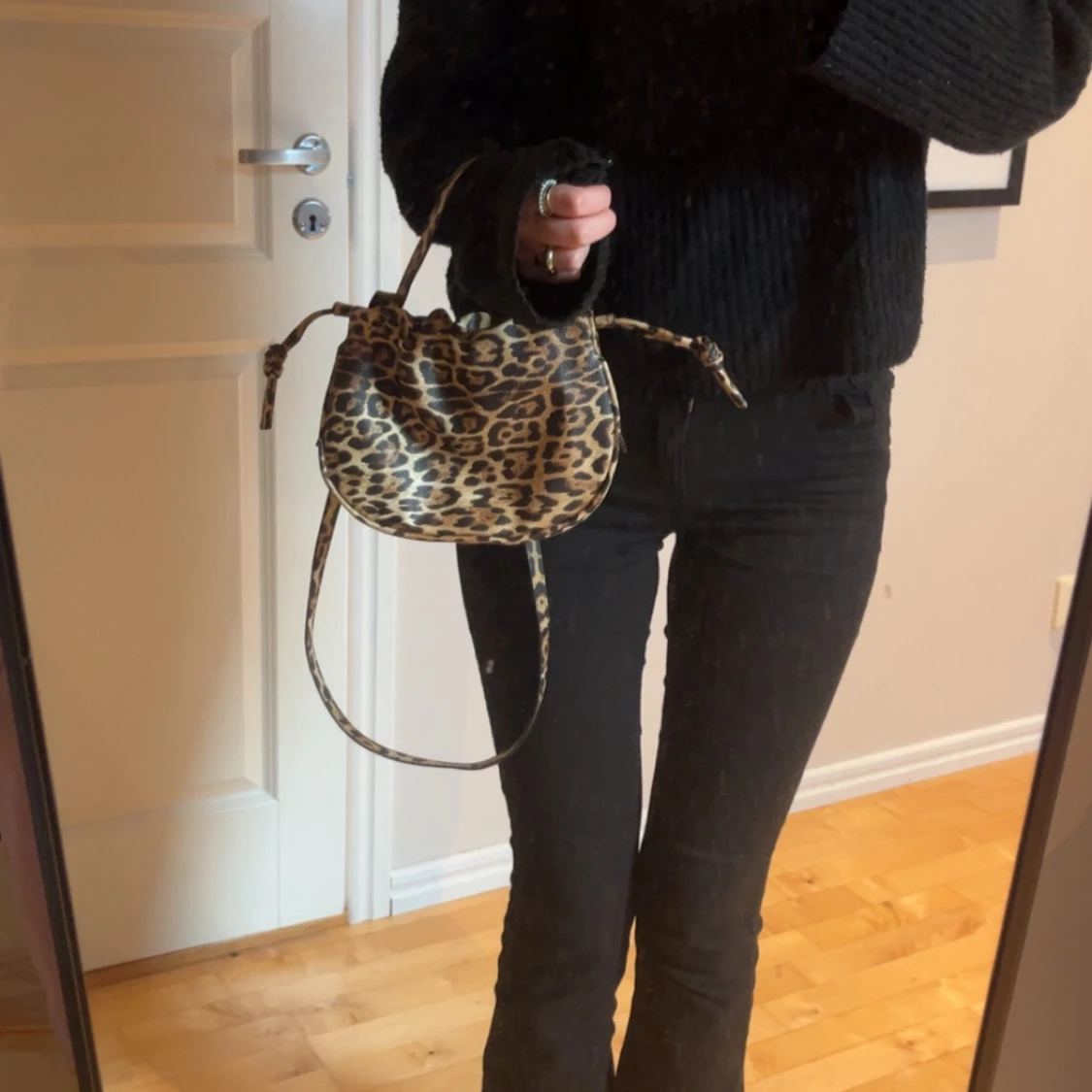 Leopardmönstrad axelväska med snörning - 1