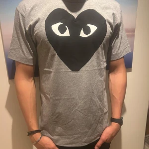 Cdg T-shirt - Nästan helt ny Cdg tröja som är sparsamt använd som jag inte har användning till av längre. Modellen är 188 och väger 80kg. Storlek Xl men sitter som en L. Pris 599kr men priset är diskuterbart!!
