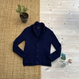 Mörkblå ribbstickad kofta från Stemers - Mysig mörkblå kofta från Stemers storlek S tröjan är knappt använd säljer för att den är för stor. Mitt pris 449kr😁 kom priv för frågor!