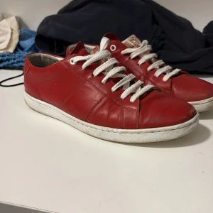 Saint Laurent  SL03 - Säljer dessa saint Laurent sl03 skor. Dom är väl använda men fortfarande mycket liv i dom. Tar även byten.