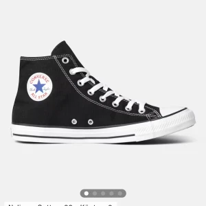 Svarta Converse Chuck Taylor All Star - Klassiska svarta Converse Chuck Taylor All Star high-tops med vit sula och tå, vita snören och det ikoniska runda loggomärket på sidan. Skorna är i canvas och har en platt sula samt snörning hela vägen upp. Perfekta för en avslappnad och cool stil. Pris kan diskuteras vid snabb affär! 💕💕