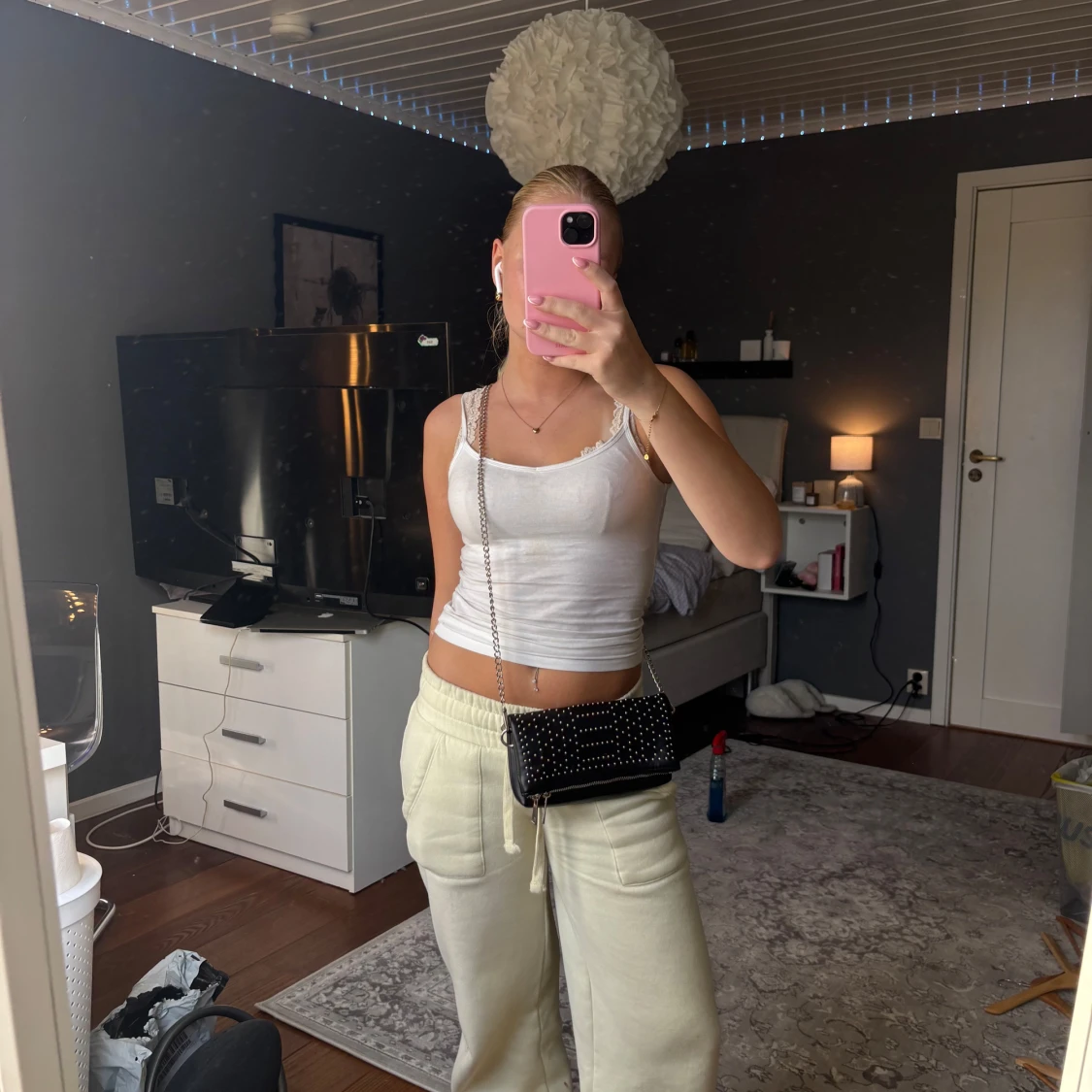 Svart axelväska med nitar från Guess - 1