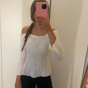 Vit offshoulder spetsblus Gina Tricot - Superfin vit blus från Gina Tricot, Perfekt för en söt och trendig look.🥰🥰Storleken passar både S och M