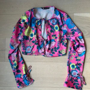 Zara blus - Slutsåld croppad blus från Zara