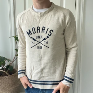 Morris sweatshirt tröja beige - Morris tröja beige blå L, med riktigt skönt mönster där fram. Inga defekter! Modellen är 180,75 kg. Kom med frågor 🤝