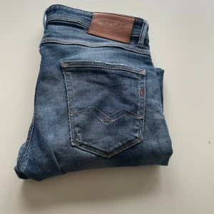 Replay jeans 30:32 - Säljer ett par skor feta replay jeans är lite utvättning passar perfekt med vita skor skriv om det är några funderingar
