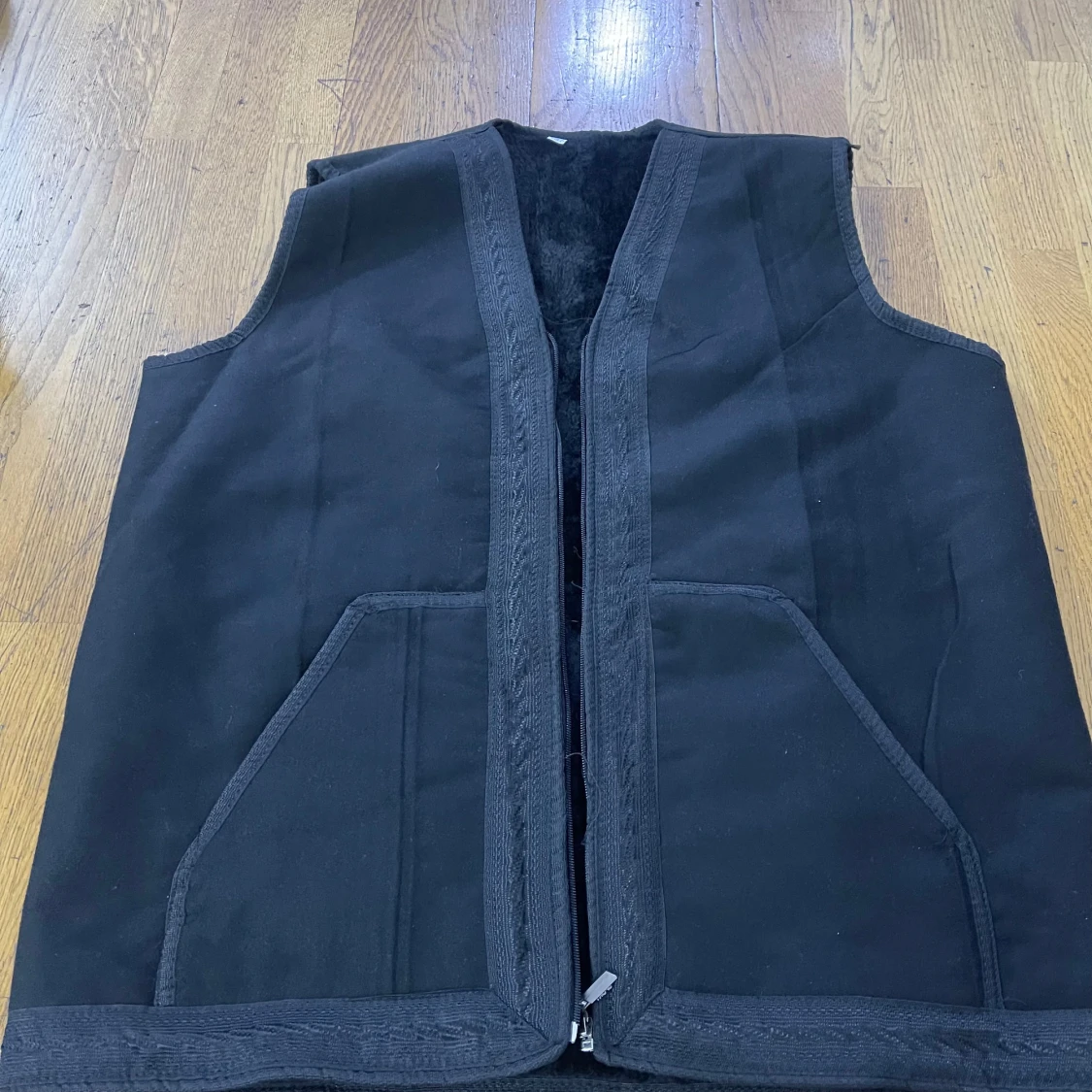 Svart fodrad väst med dragkedja - 2