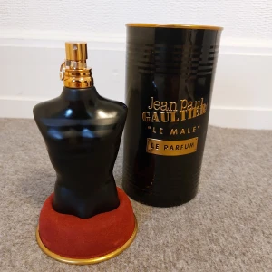 Jean Paul Gaultier Le Male Parfum - Stilren och ikonisk parfymflaska i svart och guld. 125 ml Eau de Parfum Intense. Tillverkad i Spanien. Perfekt för dig som vill sticka ut med en klassiker i samlingen.