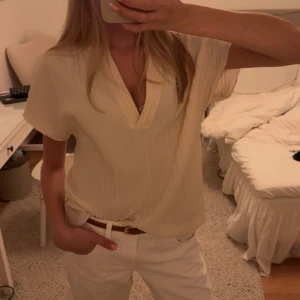 Krämvit blus med v-ringning - Supersöt blus😍😍😍skriv för fler bilder eller vid intresse❤️