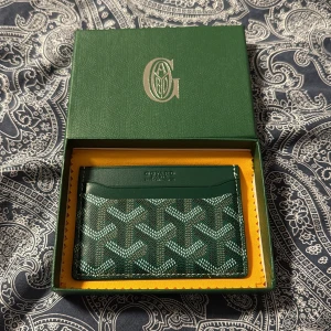 Grön Korthållare - Tja! Säljer en sjukt snygg korthållare i färgen Mörkgrön. Passar perfekt till dig som vill lägga pengar eller kort i. Skick: 10/10 helt ny oanvänd. Pris: 199. PRIS KAN EJ DISKUTERAS! Kom DM vid fler bilder eller funderingar🥰Kika gärna min profil har två andra färger!