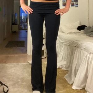  bootcut yogabyxor - Säljer ett par  bootcut yogabyxor med hög midja och stretchigt material. Byxorna har en figurnära passform upptill och utsvängda ben nertill, perfekta för en avslappnad och trendig look.