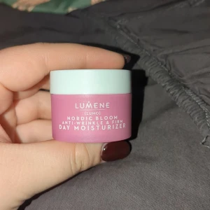 Lumene Nordic Bloom & Hydra minisar 15ml - Fyra små burkar från Lumene: två rosa (Nordic Bloom Day & Night Moisturizer) och två blå/vita (Nordic Hydra Gel Mask & Overnight Cream). Perfekta för resan eller att testa olika hudvårdsprodukter. Snygga färger och smidiga förpackningar i plast. 15 ml ordinarie pris styck ca 100/150 kr. Alla för 150 och 1 för 50