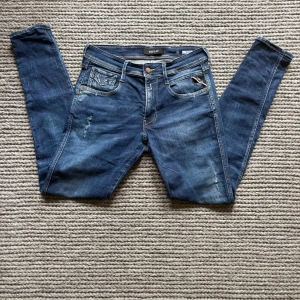 Replay jeans  - Replay jeans modell Bronny sitter slim med mycket feta slitningar w 30 L 32 mycket fint skick knappt använda!  Midjemått 37x2 cm  Längd 100 cm