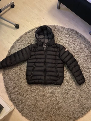 Colmar vinterjacka - En svart jacka köpt förra året från kidsbrandstore för 3800kr! Gott skick knappt så att de syns att den är använd!