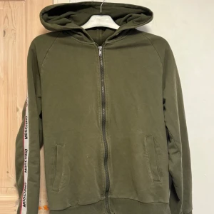 Moschino zip hoodie - Är inte nöjd med passformen på tröjan men det finns inga fel på den.