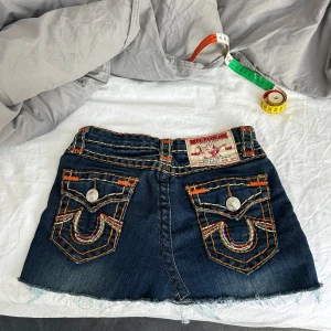 True religion kjol - I storlek w26 måtten finns på sista bilderna.  Säljs då den är för liten för mig