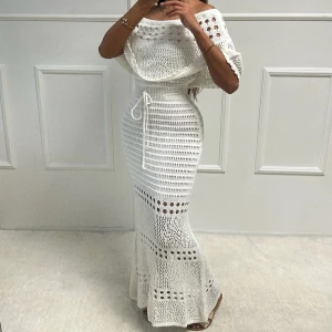 Vit virkad långklänning offshoulder Jeansindustry - Superfin vit virkad långklänning med offshoulder och volang upptill i storlek ONESIZE från jeansindustry. Jag är en S/36. Klänningen har figurnära passform, knyt i midjan och snygga virkade detaljer som ger en bohemisk vibe. Perfekt för sommardagar och strandhäng. 