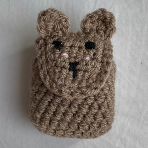 AirPods fodral - Virkat airpods fodral i björnmotiv. Passar gen 1 och 2. Obs säljer endast fodral ej AirPods💕