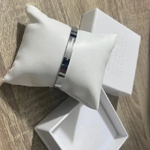 Maison Margiela armband  - Skick 10/10.    Allt og medföljer förutom kudden.    Postas samma dag 