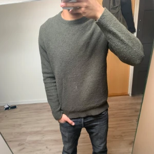 Mörkgrön ulltröja från Massimo Dutti - Säljer en stilren olivgrön stickad tröja från Massimo Dutti i extrafin ull. Tröjan har rund halsringning och långa ärmar, perfekt för lager-på-lager under kyliga dagar. Enkel och snygg design som funkar till det mesta.NYPRIS:1899Kr Mitt pris:349Kr ✅