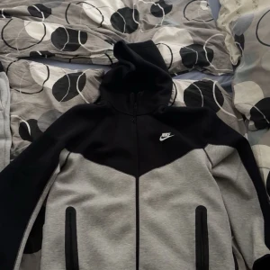 Nike tech grå och svart mjukisbyxor - 1500 för båda,  tröjan är XL och byxorna  är XXL  de är i bättre bra skick 