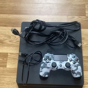 PlayStation 4 - Säljer ett nästan helt nytt ps4 slim, säljer den för att jag slutat spela men annars är den väldigt bra och fungerar som ny 