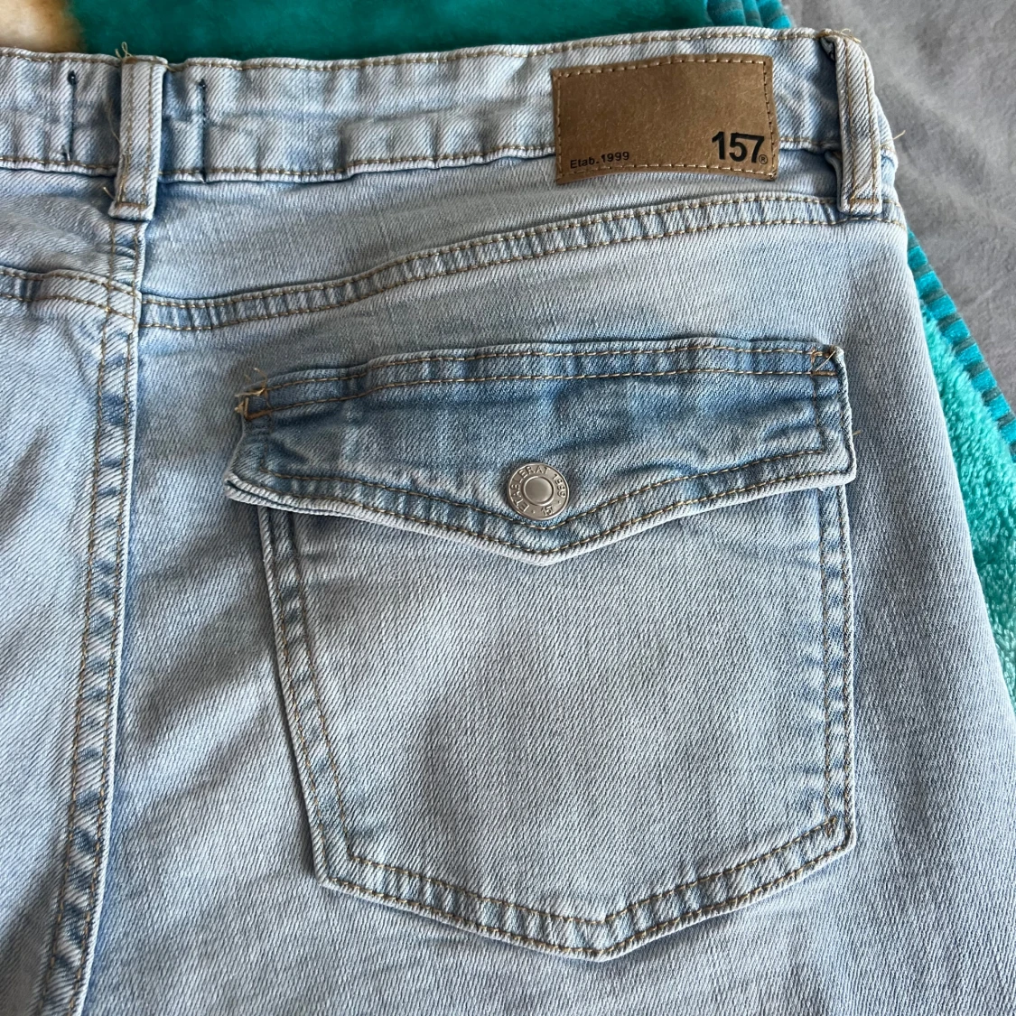 Bootcut jeans i ljus denim från 157 - 2