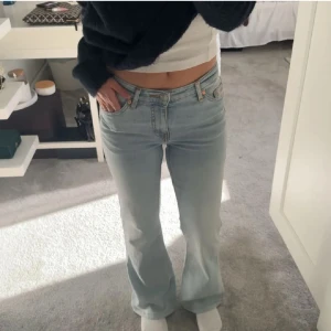 Bootcut jeans i ljusblå denim Kappahl - Superfina bootcut jeans med medelhög midja. Jag har använt dom en gång så det är i super bra skick!💕
