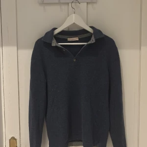 Blå kashmirtröja från Luca Faloni  - Mysig mörkblå långärmad tröja i 100% kashmir från Luca Faloni. Tröjan är i M men har krympts i tvätten där den nu passar S. På vänstra ärmen har den ett litet hål. Nypris och köpt för 4500kr och säljer den för 850. Pris kan diskuteras 