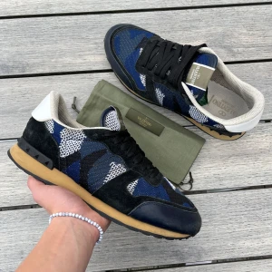 Valentino rockrunner - Valentino rockrunner i en riktigt fet modell! Riktigt bra skick, inga defekter. Dustbag medföljer. Storlek 44 passar något större