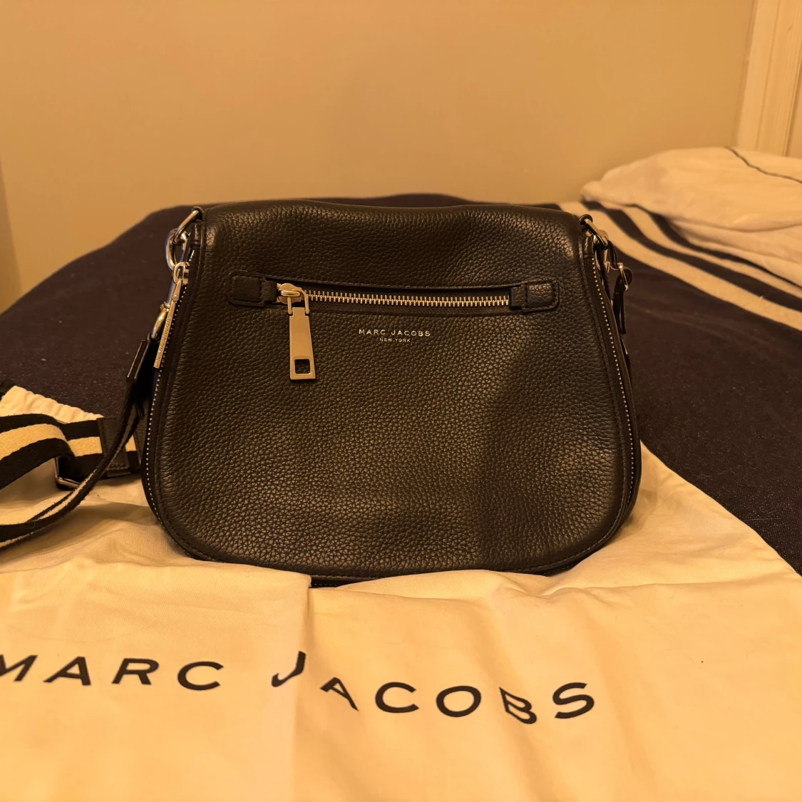 Svart axelväska från Marc Jacobs - 1