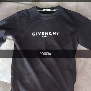 Svart Givenchy sweatshirt - Svart sweatshirt från Givenchy. Stilren och sitter väldigt bra (Storlek S) köpt ifrån Vestiaire!