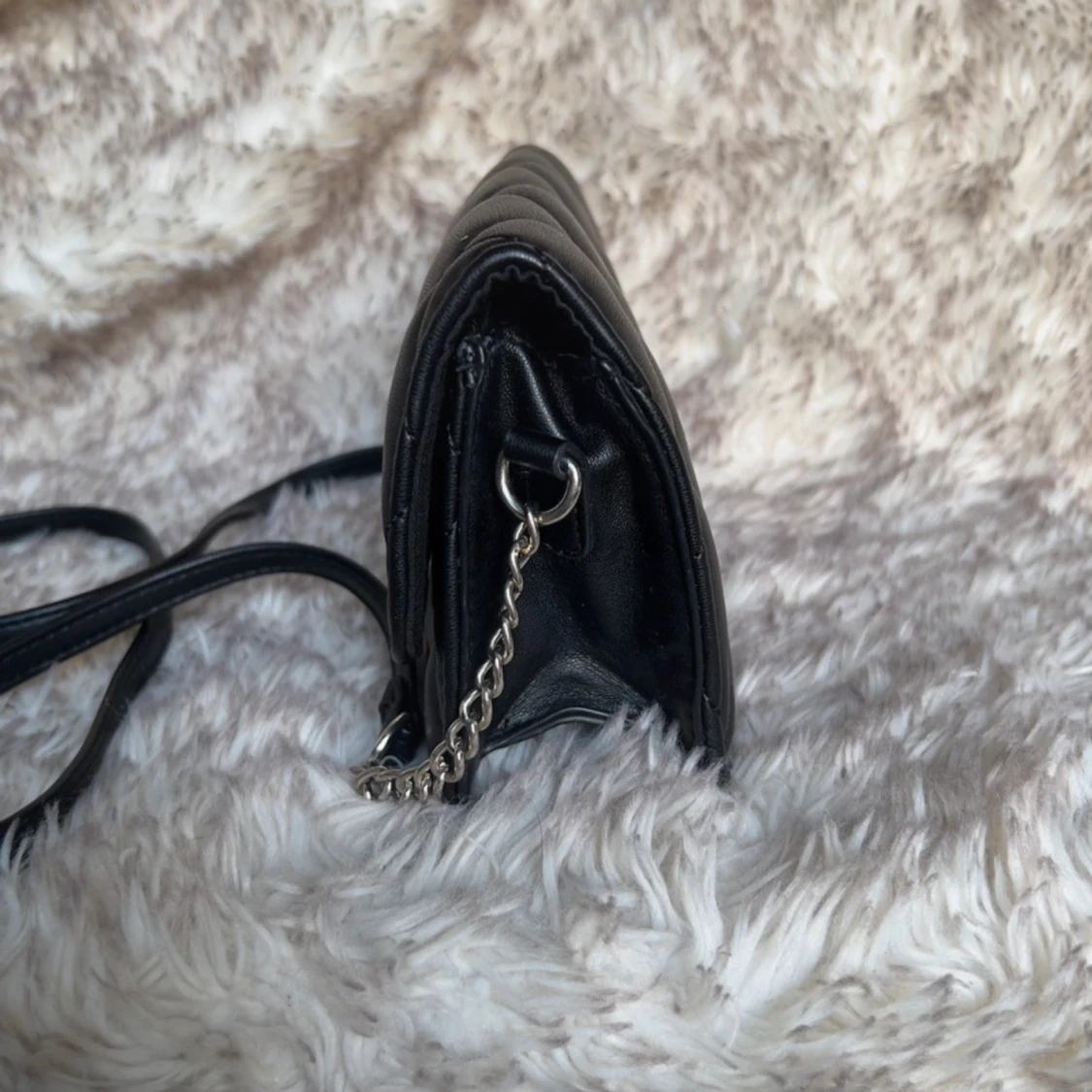 Svart quiltad axelväska med kedja - 3